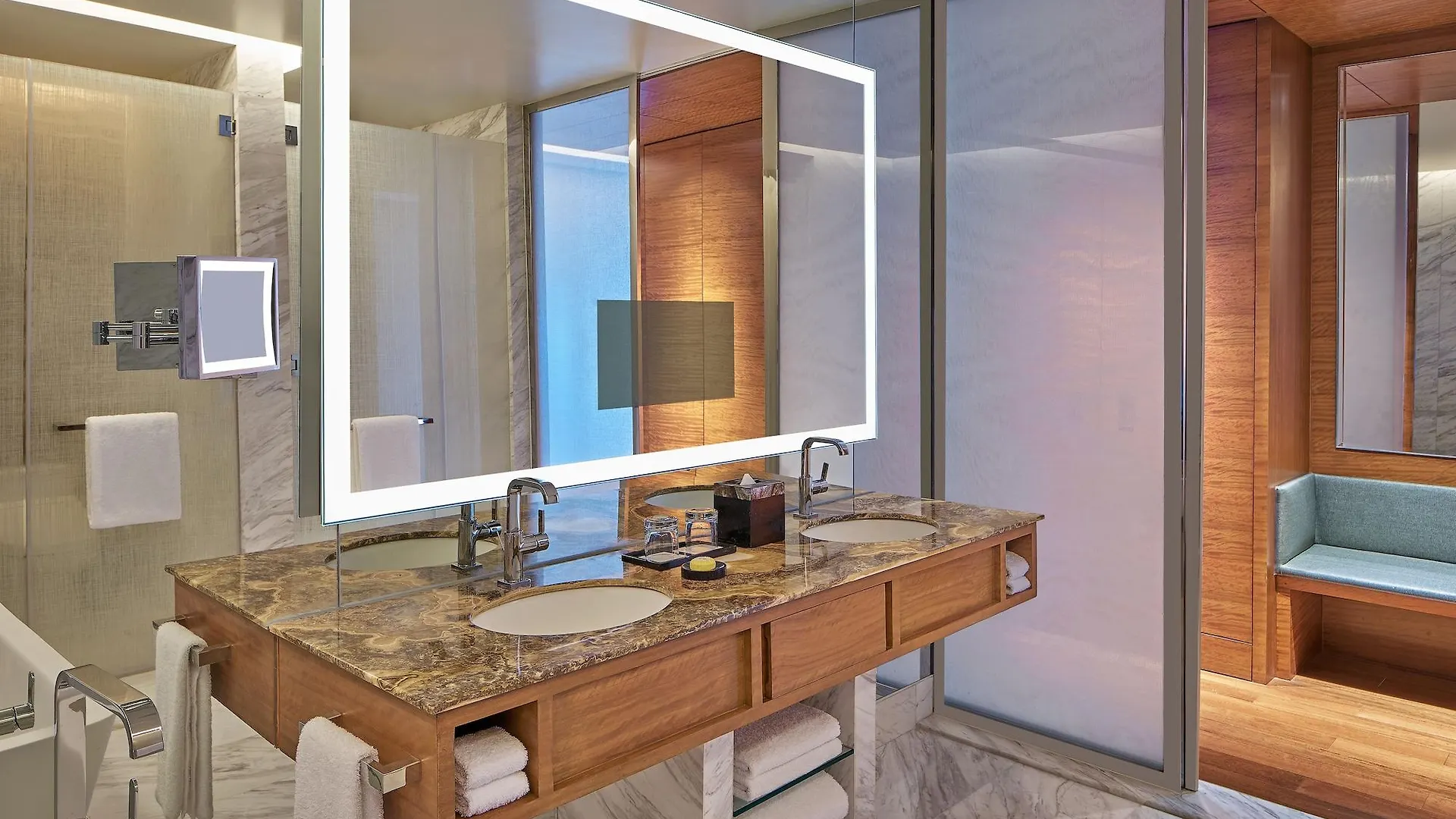 Grand Hyatt Manila Hotel Taguig 5*,
